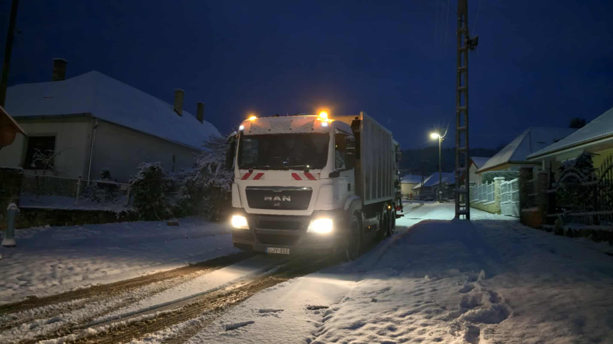 Kukásautó havas úton