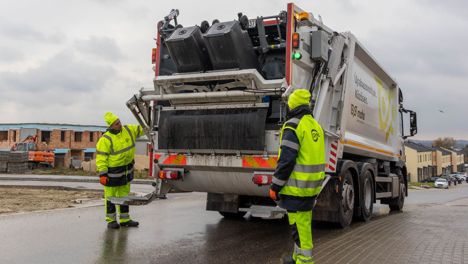 Kukásautó kukásokkal